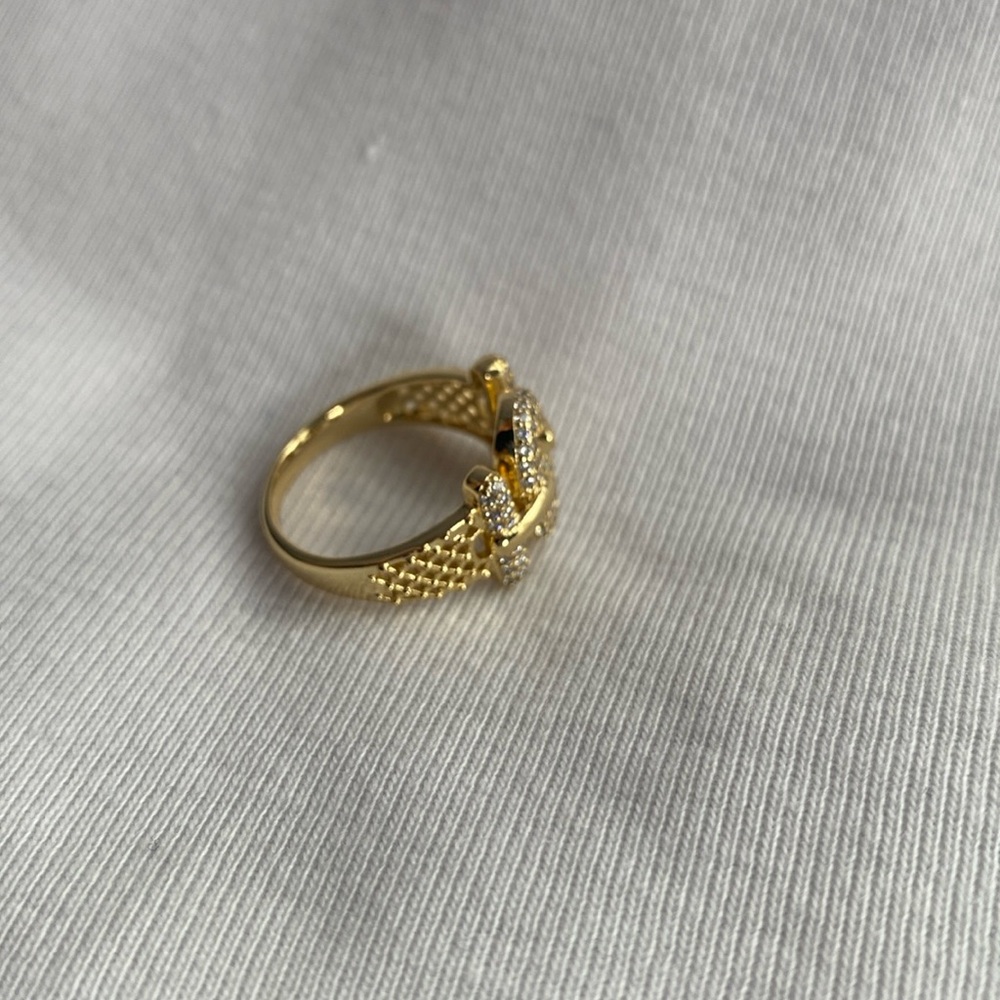 Everyday ring with zirconias